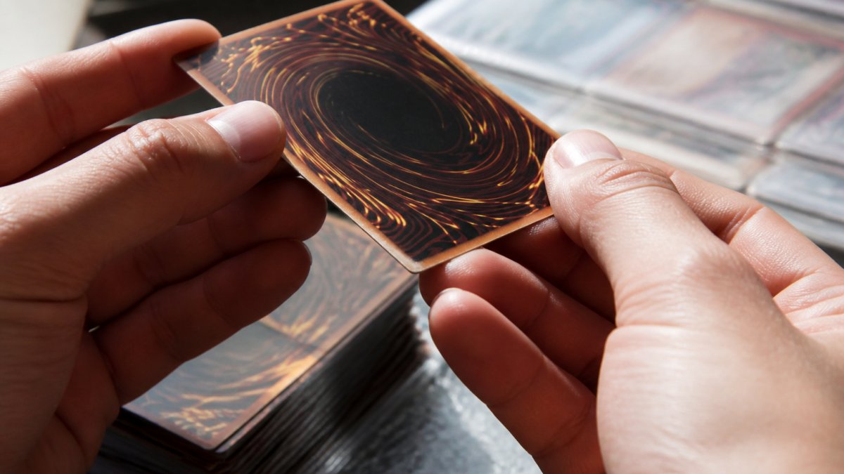 Step-by-step visual guide for grading cards for tournament play by inspecting surface, corners, and edges.