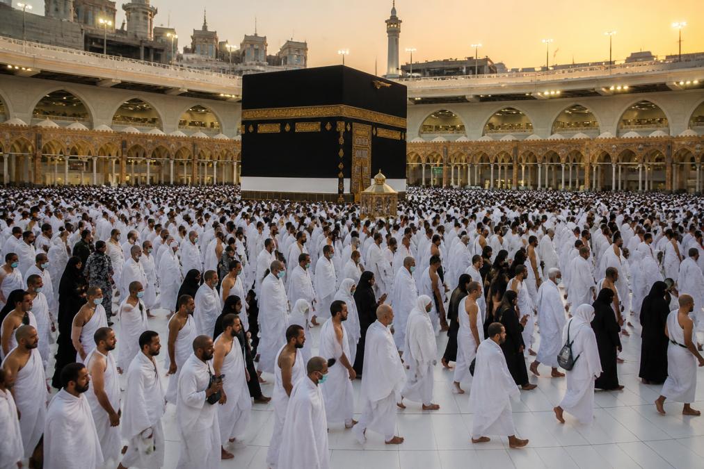 Pèlerins en habit d'Ihram accomplissant le Tawaf autour de la Kaaba lors du pèlerinage Hajj 2027 à la Mecque.