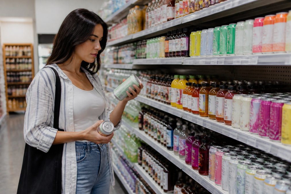 Infographic showing the growth of healthy beverage trends in retail markets with data comparing consumer labels.