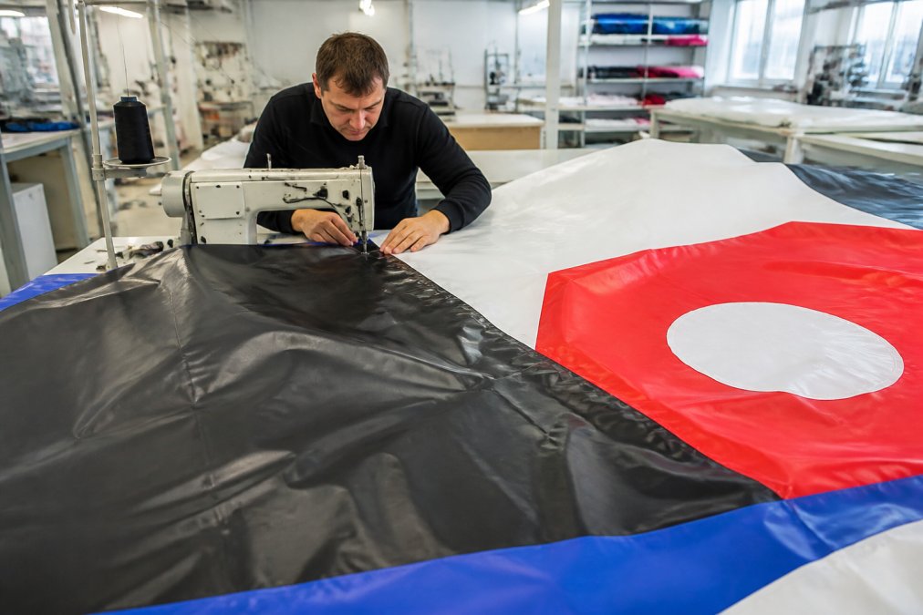 Mitarbeiter näht Segmente für XXL Produktrepliken