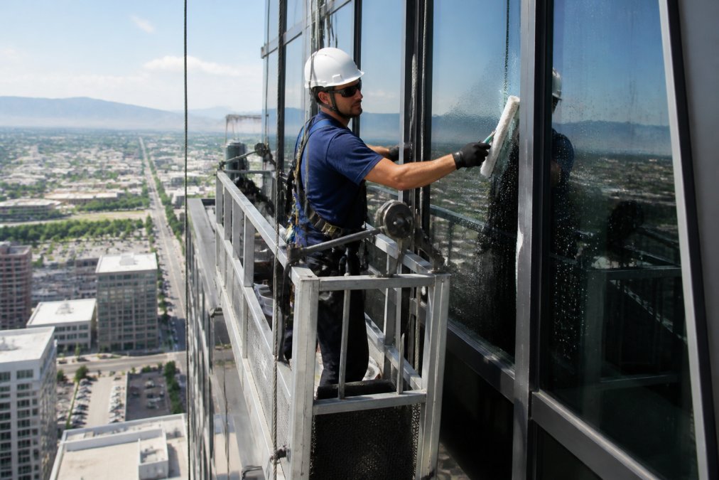 High Rise Window Cleaning Pricing Factors Explained