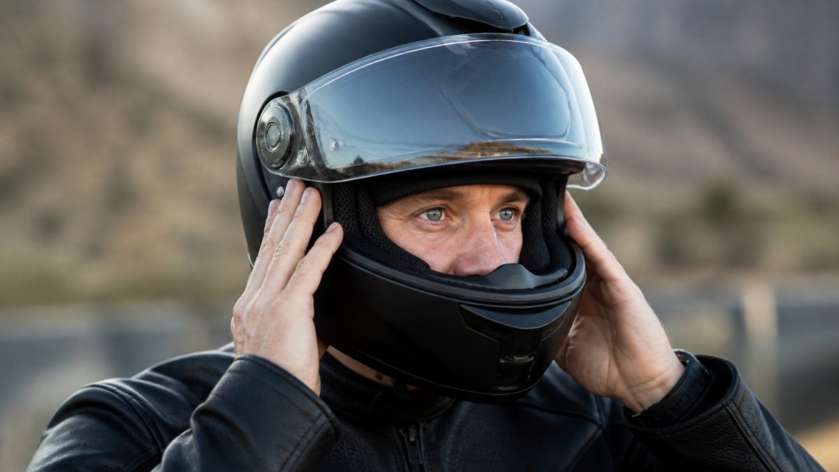 Diagram illustrating the proper fit and contact points of a motorcycle helmet on a rider's head