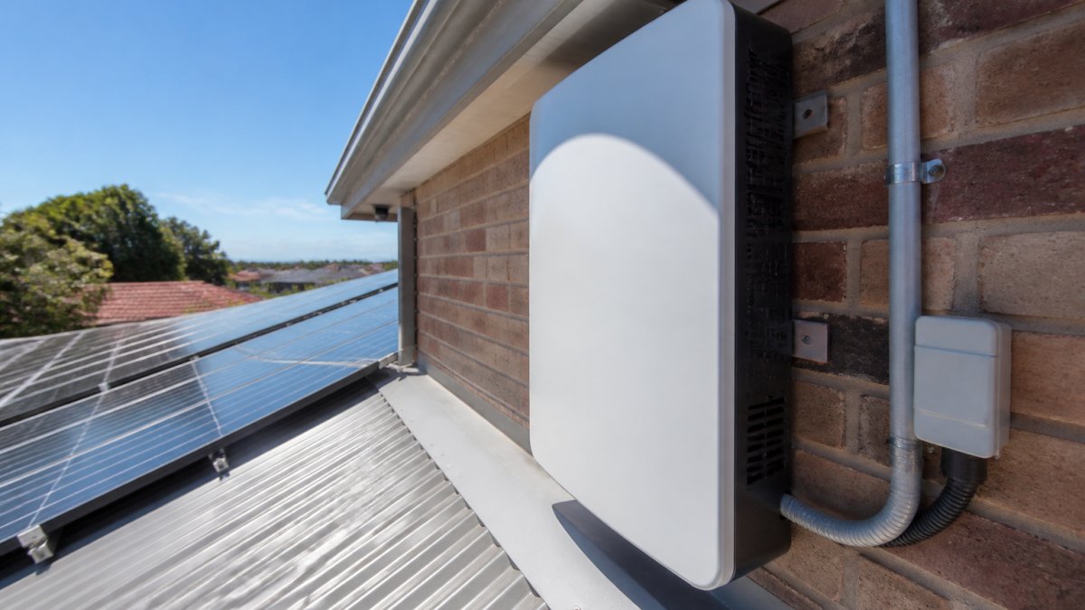 Infographic showing ventilation gaps around rooftop batteries to maintain solar battery performance climate.