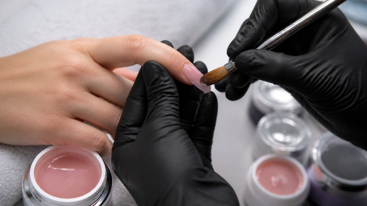 How Do You Apply Builder Gel Smoothly?