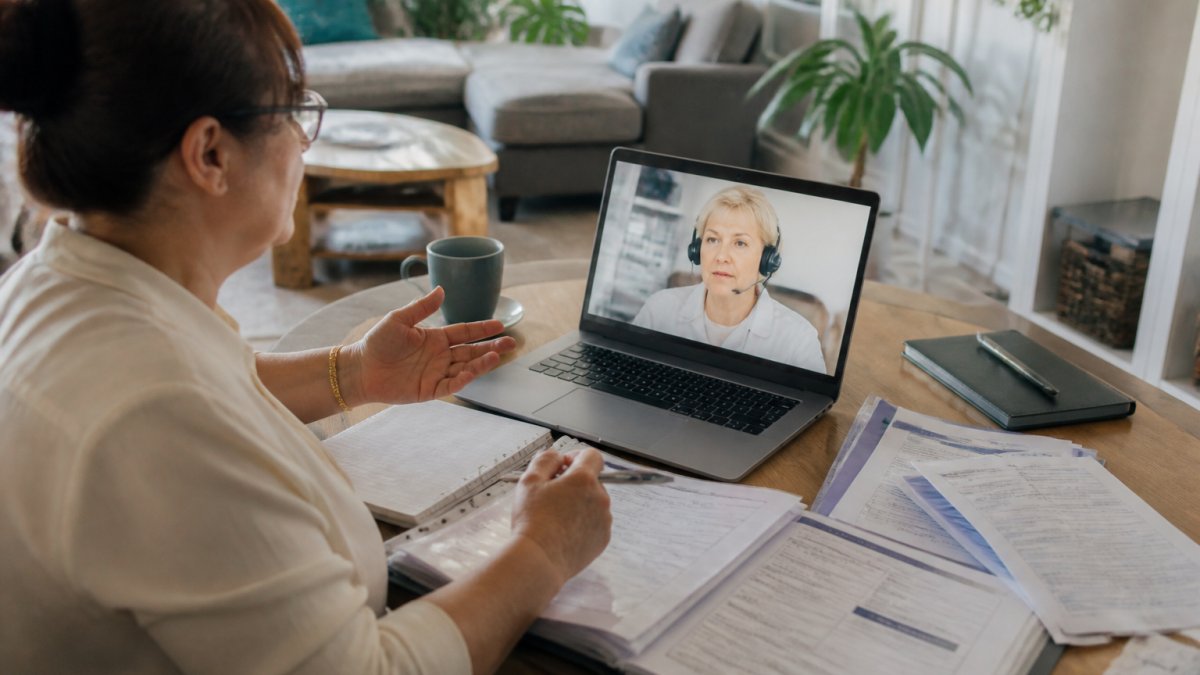 Infographic showing a step-by-step medical repatriation elderly process through a remote coordinator video call