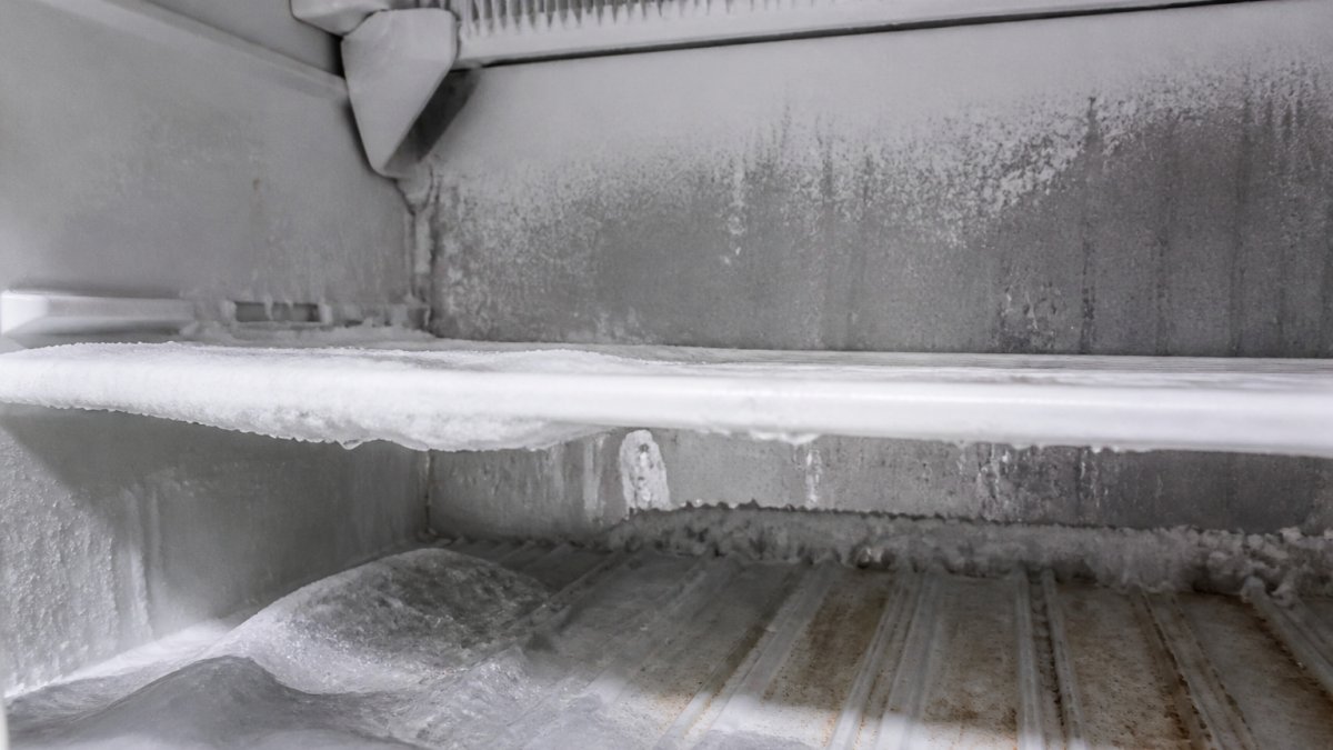 Infographic showing frost and ice buildup signs that affect how long a built-in refrigerator last