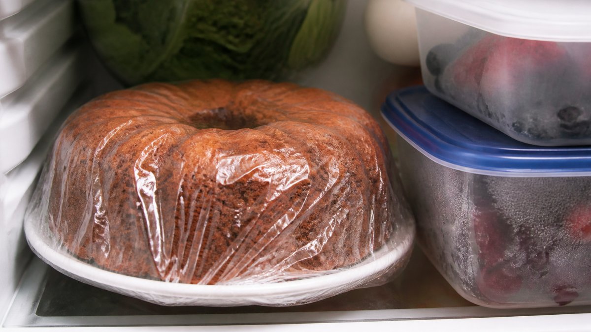 How Long Does Rum Cake Stay Fresh: Storage Guide