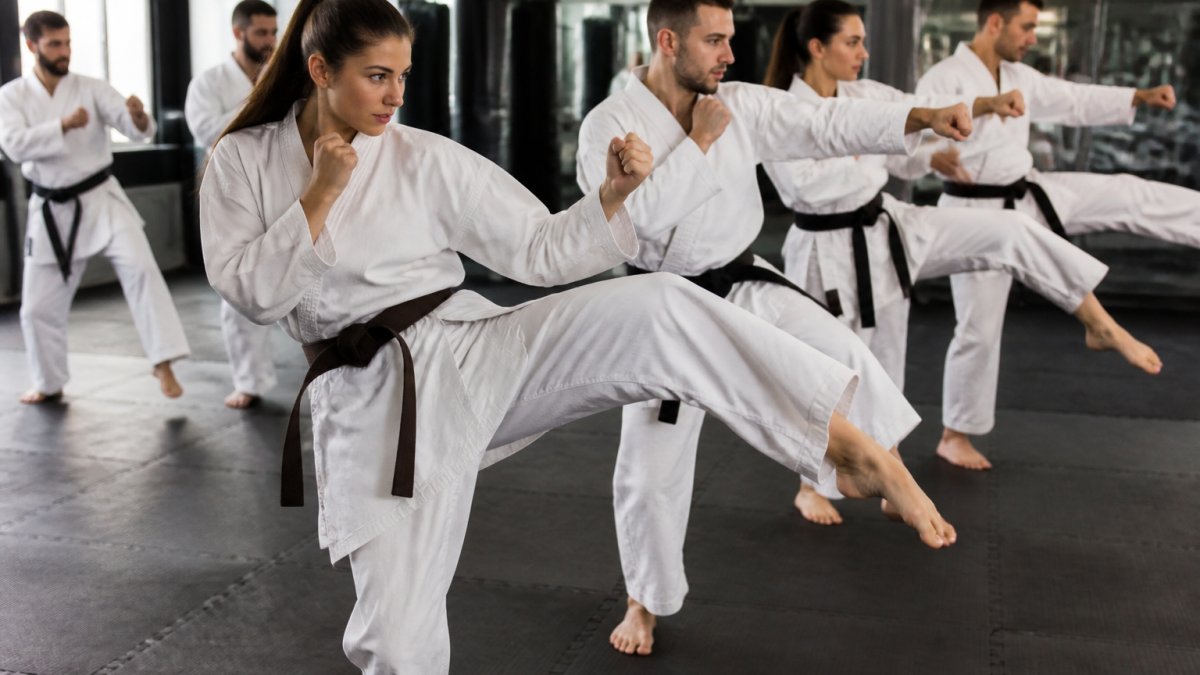 Infographic outlining a weekly training schedule for martial arts weight loss through high-intensity drills.