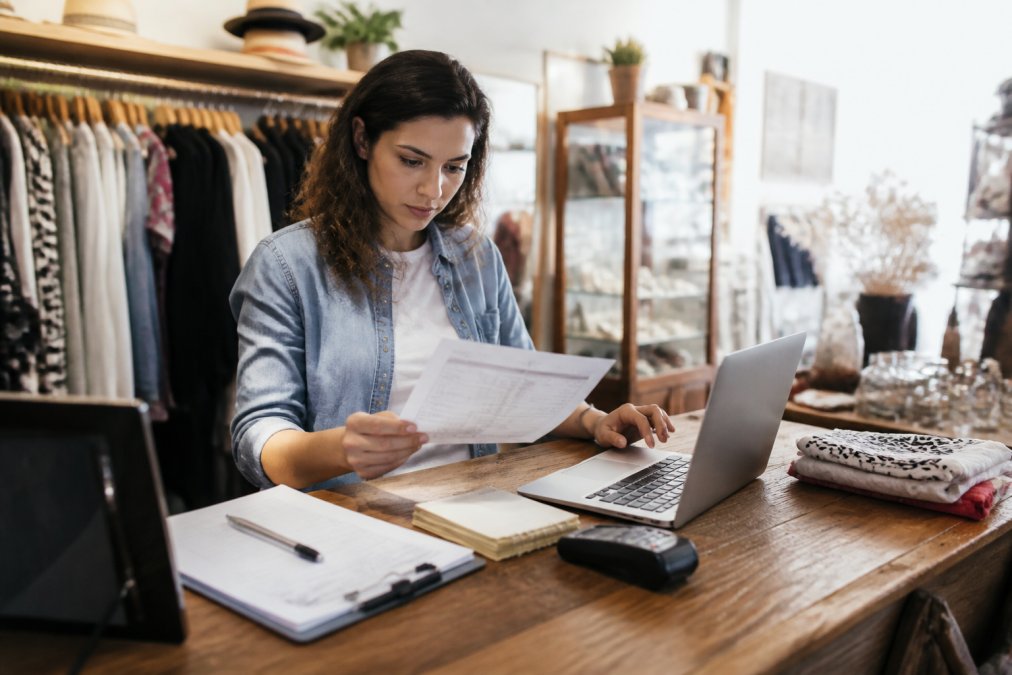 Infographic showing how to build business credit by managing vendor invoices and monitoring credit bureau reports