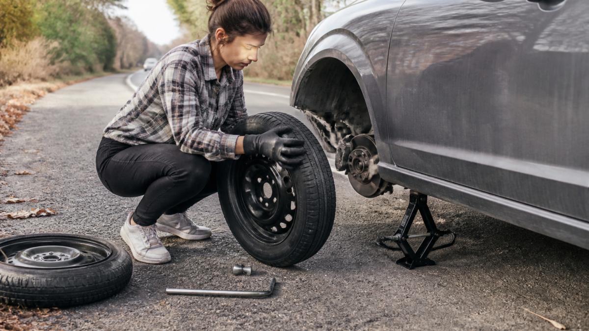 How to Change a Flat Tire Safely: Step-by-Step