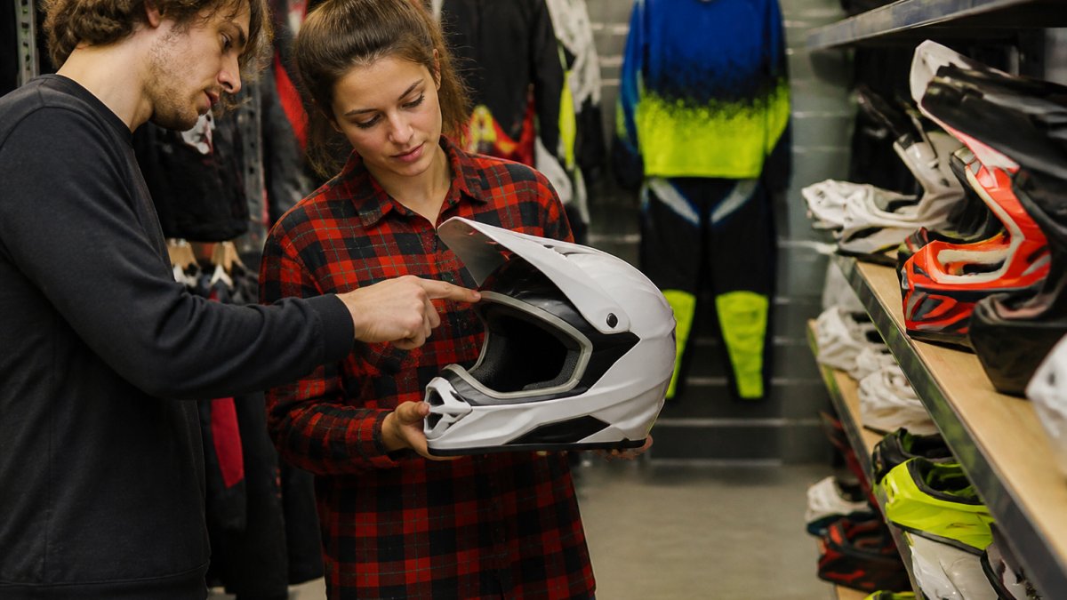 How to Choose a Motocross Helmet: Safety Guide