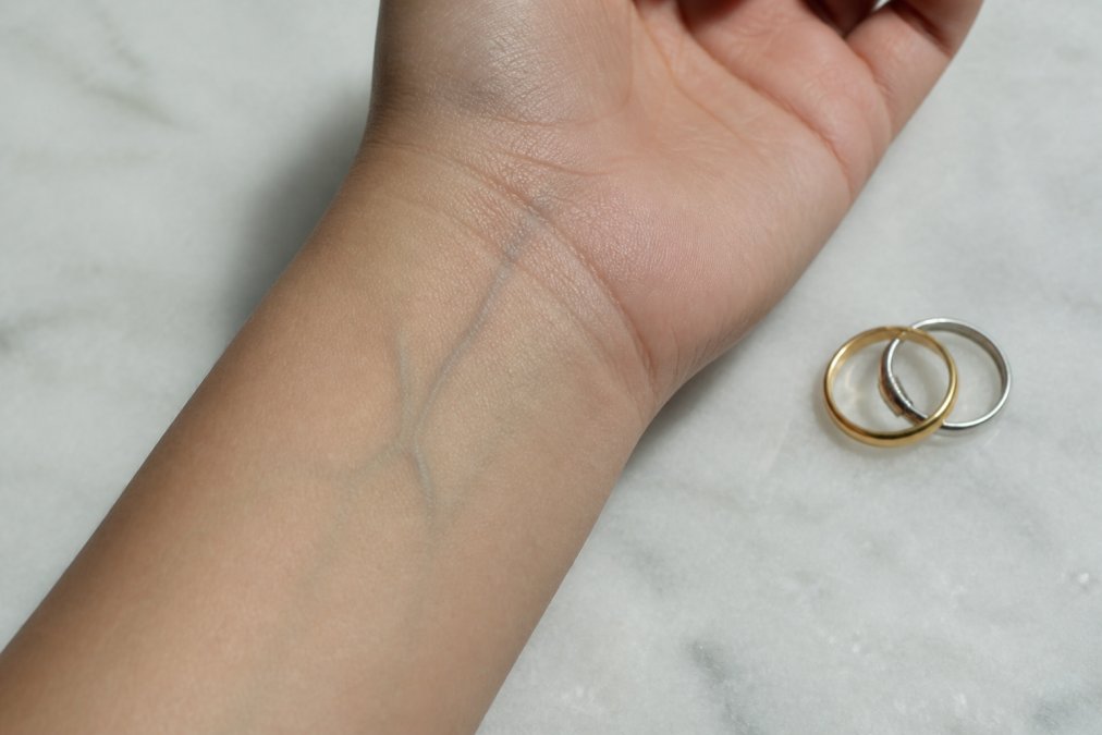 Infographic showing how to check wrist veins and jewelry to find your undertone before choosing a nude lipstick.