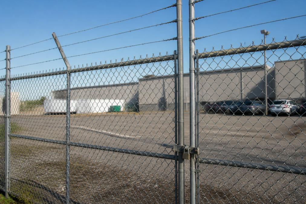 Infographic comparing commercial security fencing materials and climb deterrence effectiveness on an industrial site