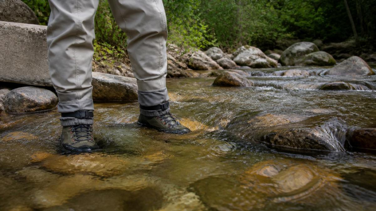 Diagram comparing sole grip types for fly fishing waders on rocky stream beds and slippery terrain