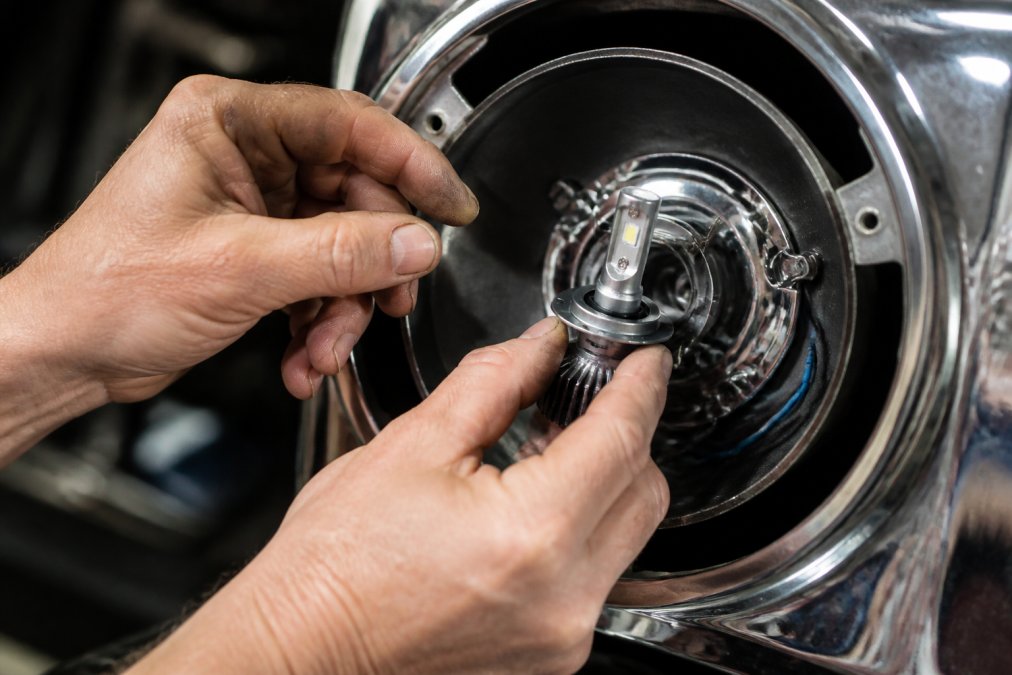 Step-by-step guide on how to choose LED bulbs for classic cars by aligning the rotating base for a perfect beam pattern.