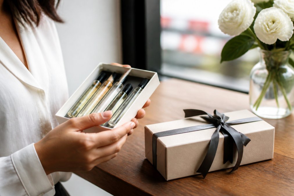 Infographic comparing the value of discovery sets versus perfume for gifts in a clear, step-by-step layout.