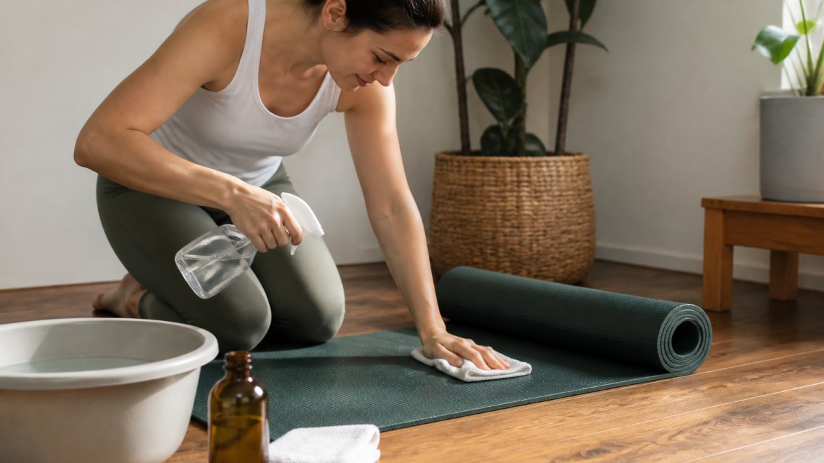 How to Clean Your Yoga Mat Properly: Step-by-Step