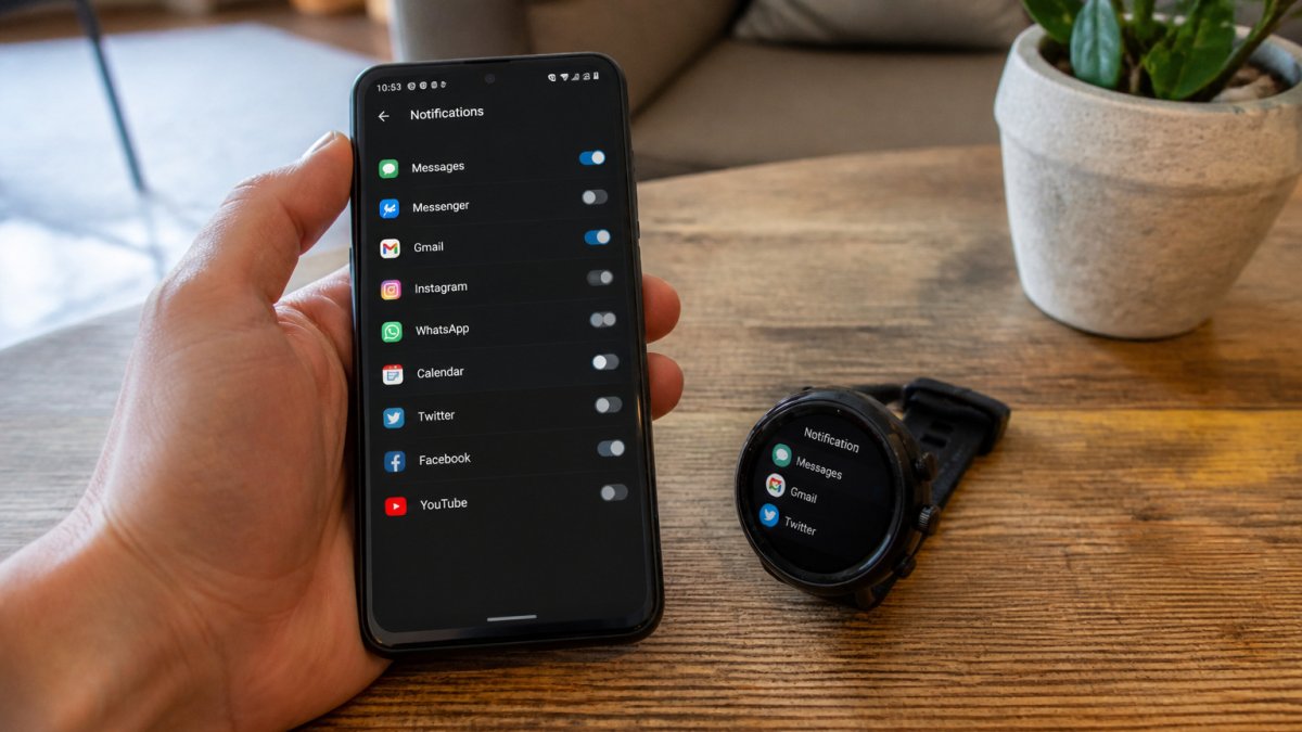 Infographic showing the step-by-step process to customize notification settings on a smartphone and smartwatch.