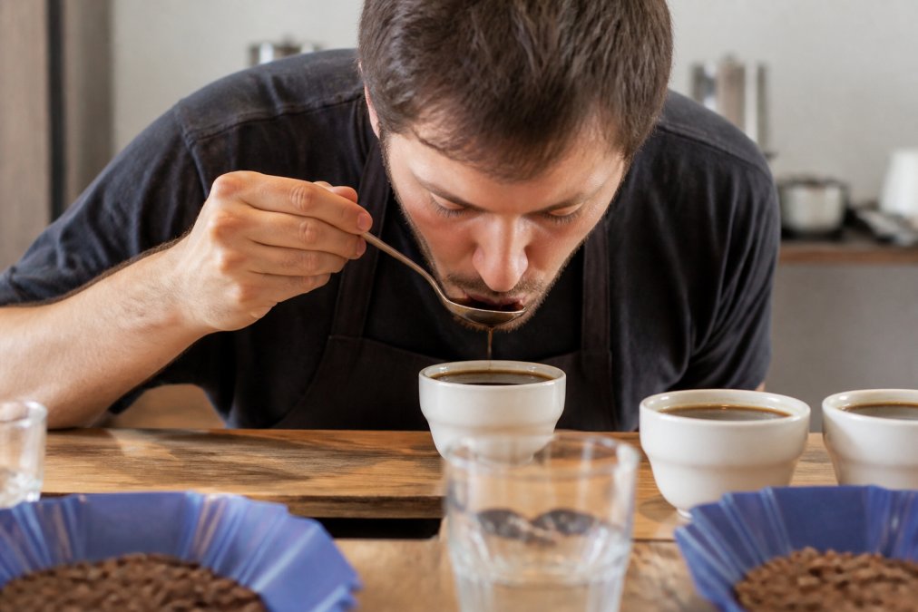 Diagram showing the coffee cupping slurp technique used to describe coffee aroma during professional tasting.