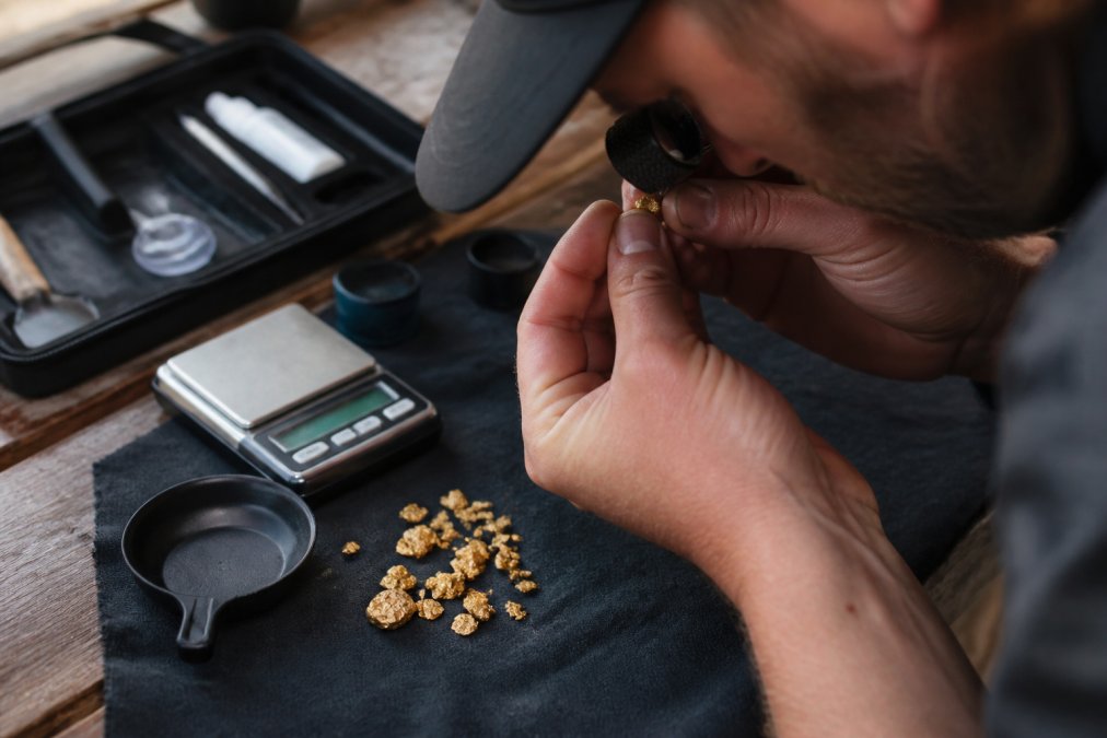Process for how to determine the value of raw gold using a jeweler’s loupe, testing kit, and digital scale