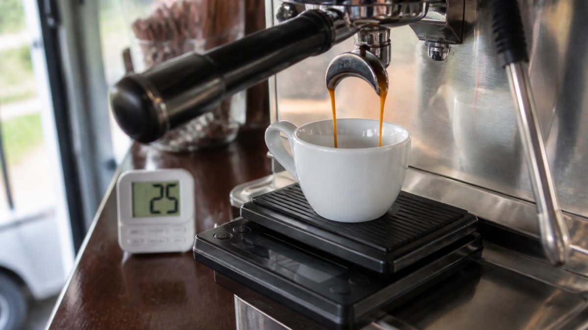 Infographic diagram showing how to dial in espresso grind by measuring shot weight and time on a scale.