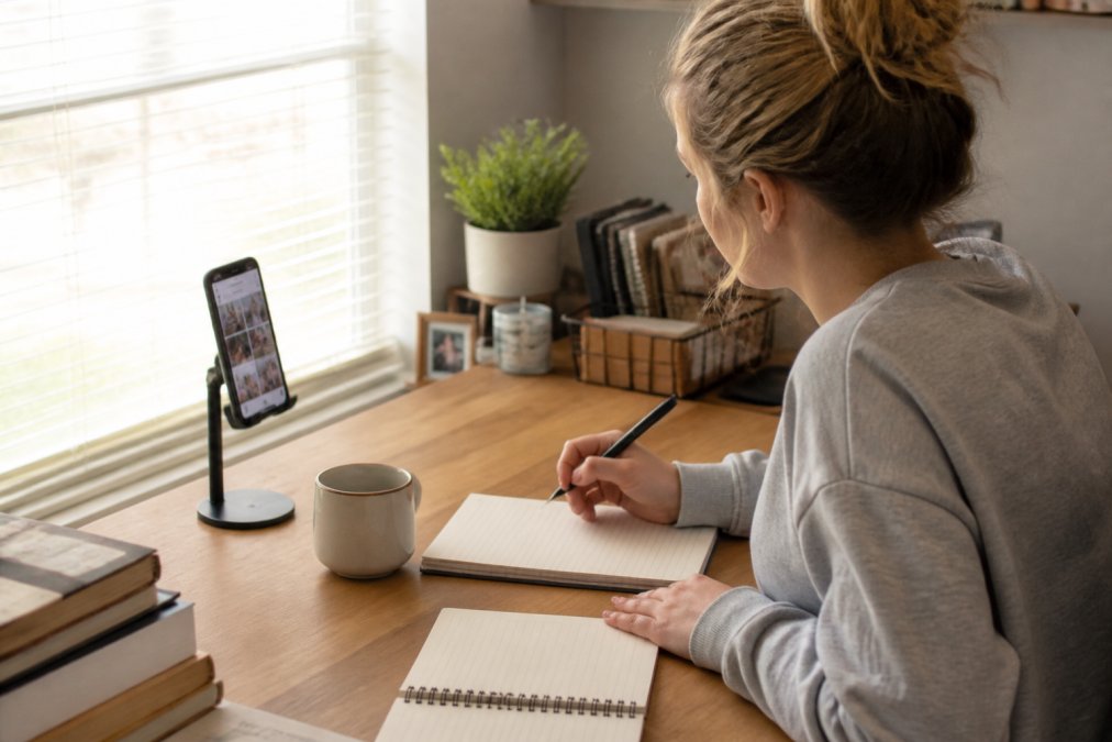 Infographic illustrating a 15-minute daily workflow for managing a successful faceless Instagram account.
