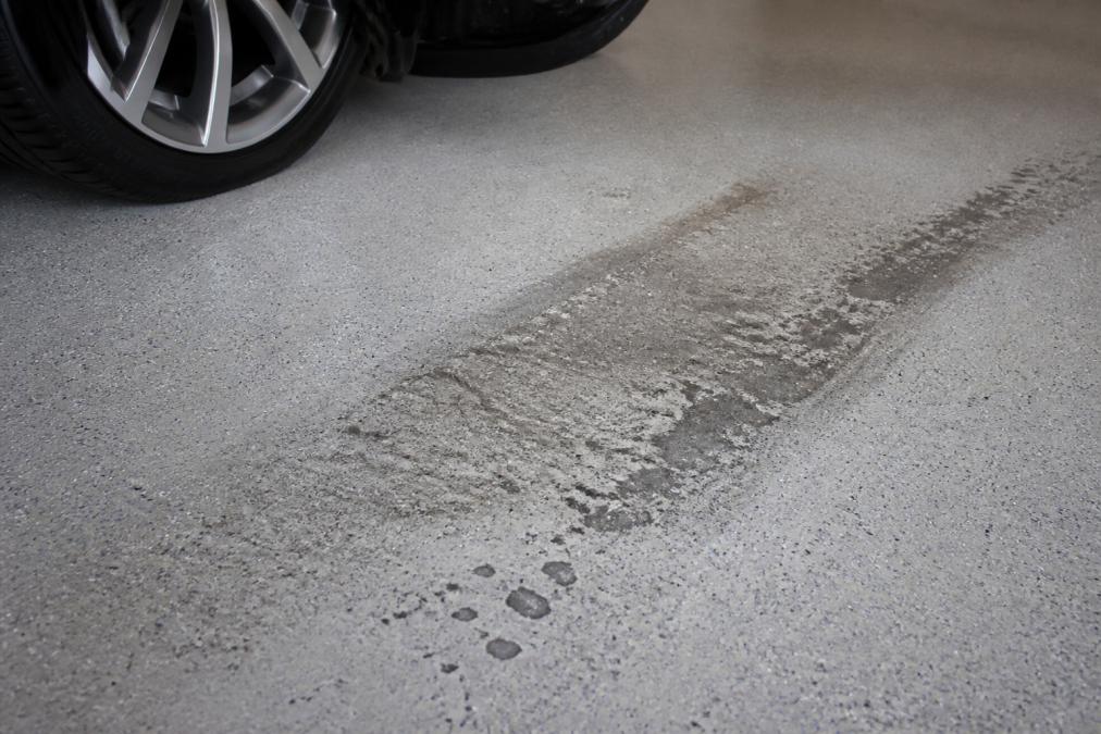 Infographic showing the step-by-step process of how to fix hot tire pickup on epoxy floor damage.