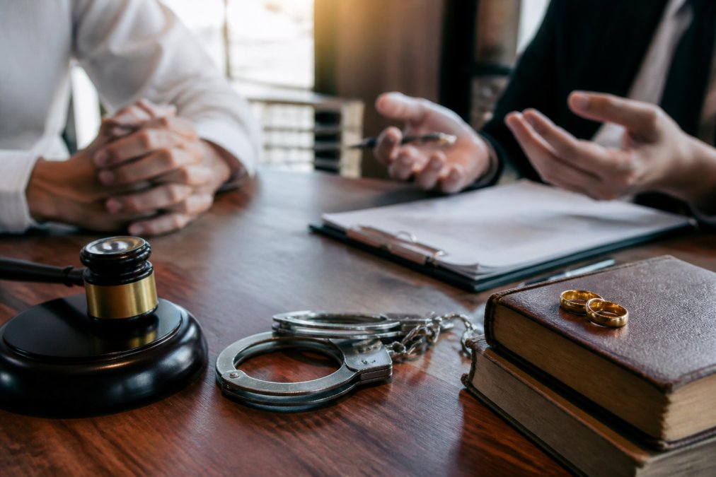 How to Handle Simultaneous Divorce and Criminal Charges