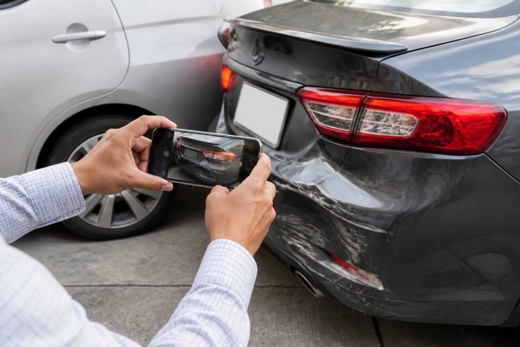 Step-by-step visual guide for Close for three car collision liability