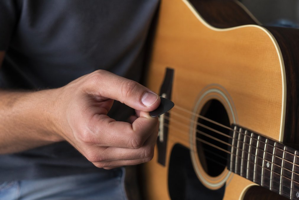 How to Hold a Guitar Pick for Best Results: 2026 Guide