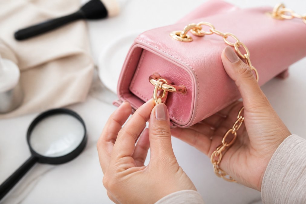 Step-by-step diagram showing how to spot authentic designer accessories by inspecting hardware and stitching.