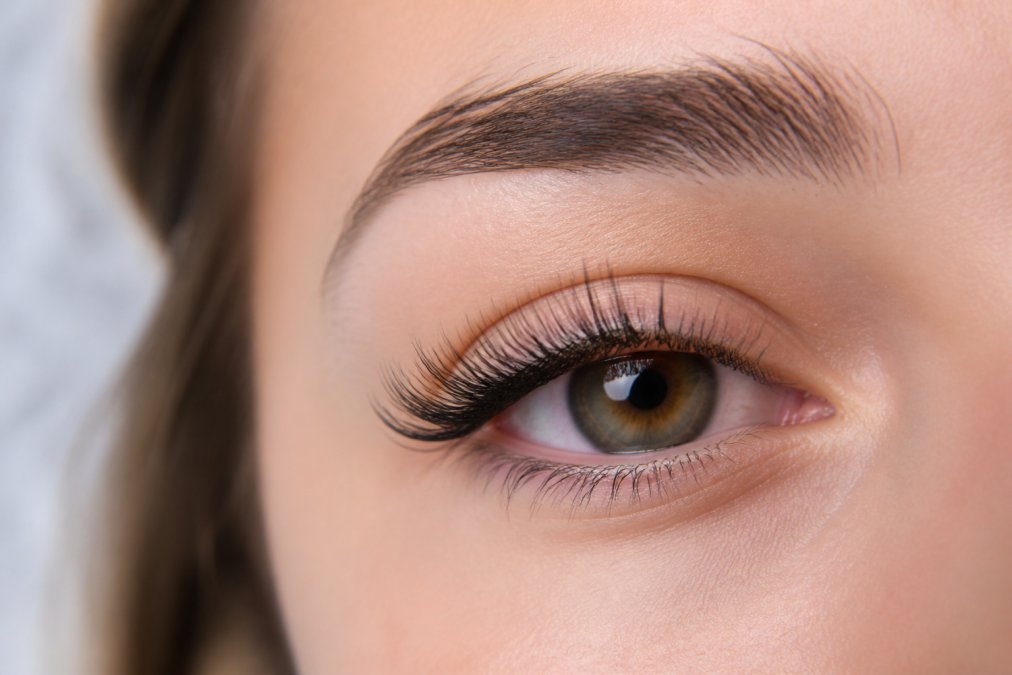 Diagram showing separated, healthy lash extensions compared to signs of a bad lash application.