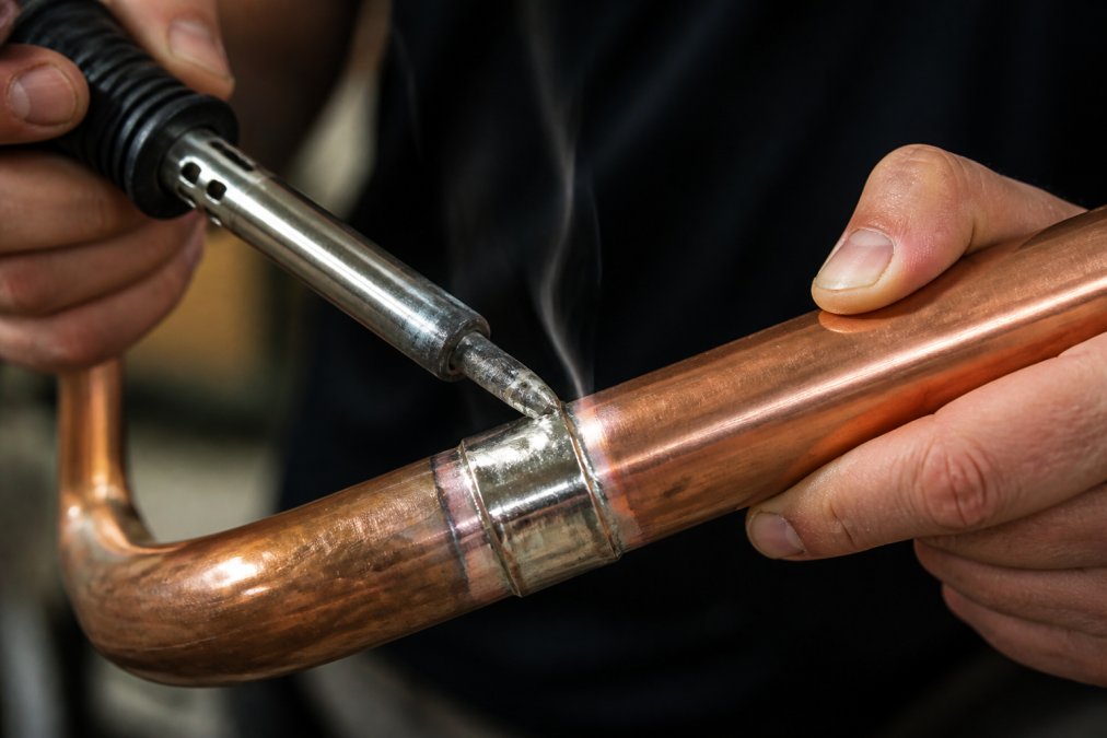 Close-up diagram showing the shiny surface of a properly applied lead-free solder joint on copper piping