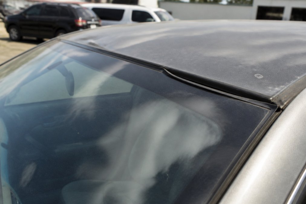 How to Identify Poor Windshield Installation: 7 Warning Signs