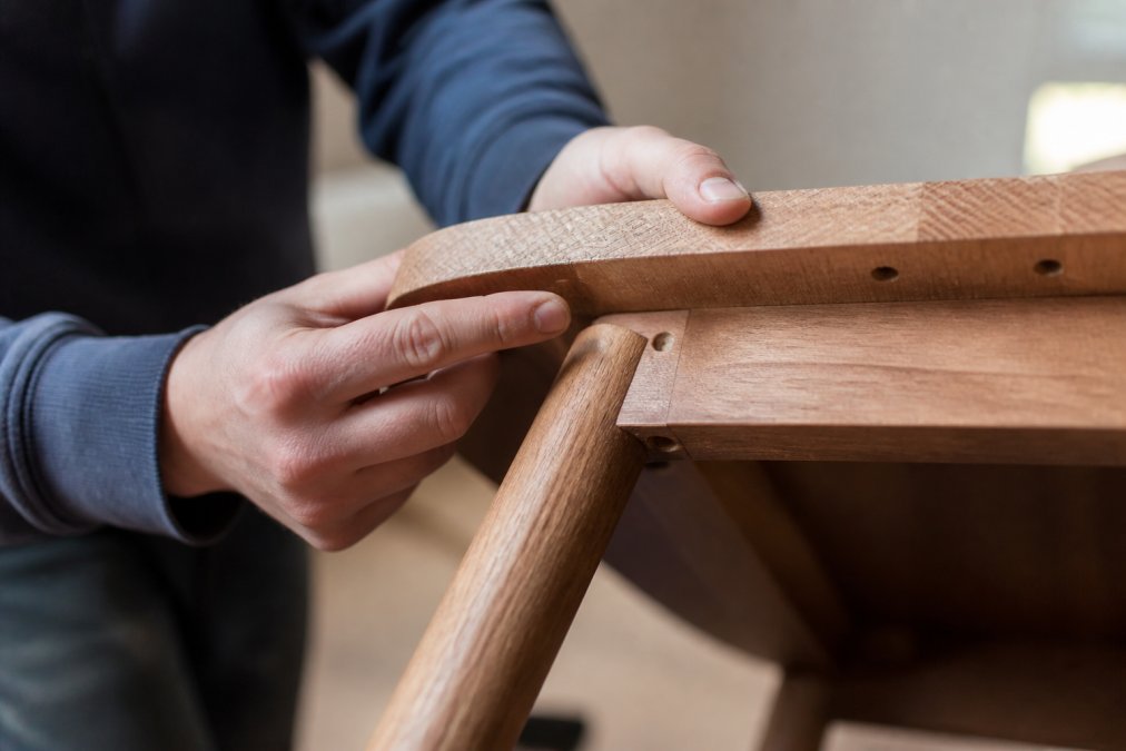 Diagram showing how to identify authentic solid wood furniture by inspecting the end grain of a chair seat.