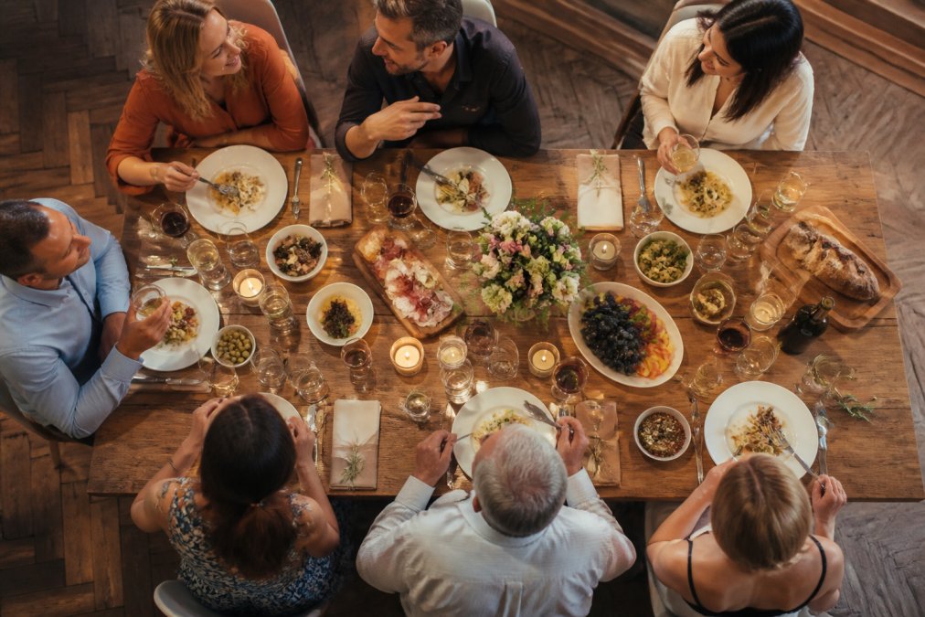 Diagram showing optimal dinner party seating arrangements to encourage natural guest interaction and flow.