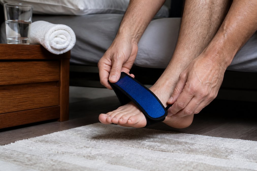 Step-by-step infographic showing how to manage gout pain by applying a cold compress to a swollen toe.