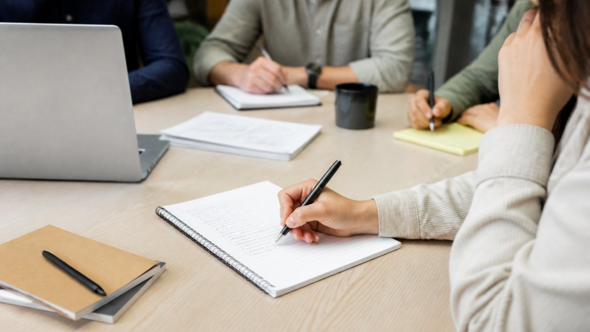 How to Manage Team Meeting Notes: A 2026 Guide