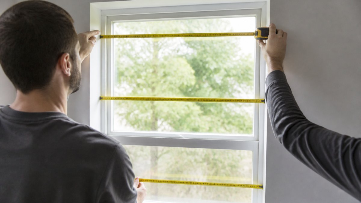 Diagram showing how to measure windows for custom blinds by checking the width at the top, middle, and bottom.