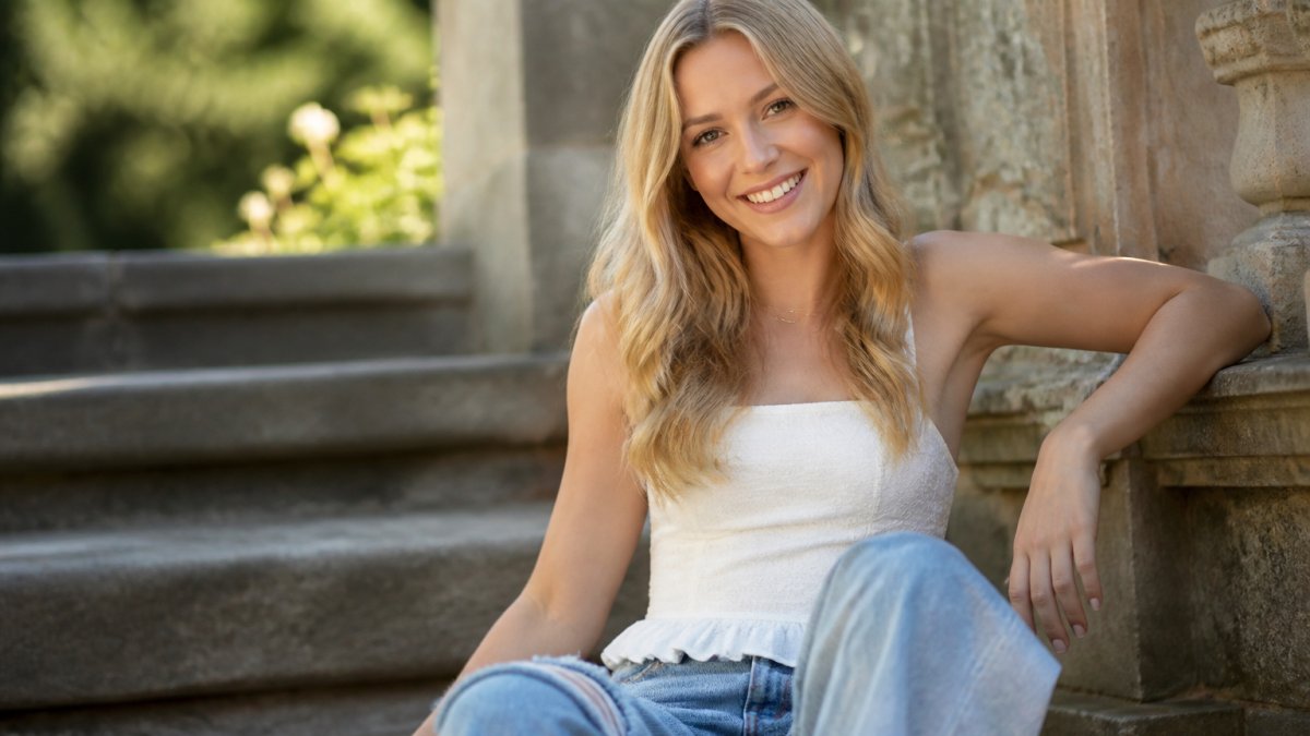 How to Pose for Senior Portraits: 7 Natural Poses