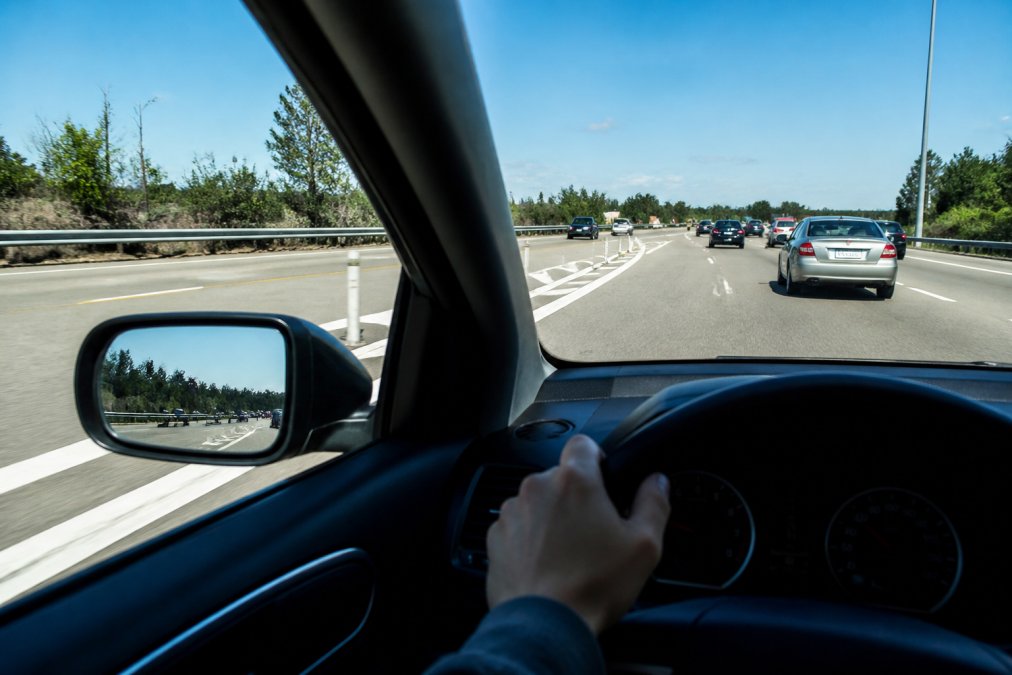 Infographic showing how to practice highway driving for beginners by merging from an acceleration lane.