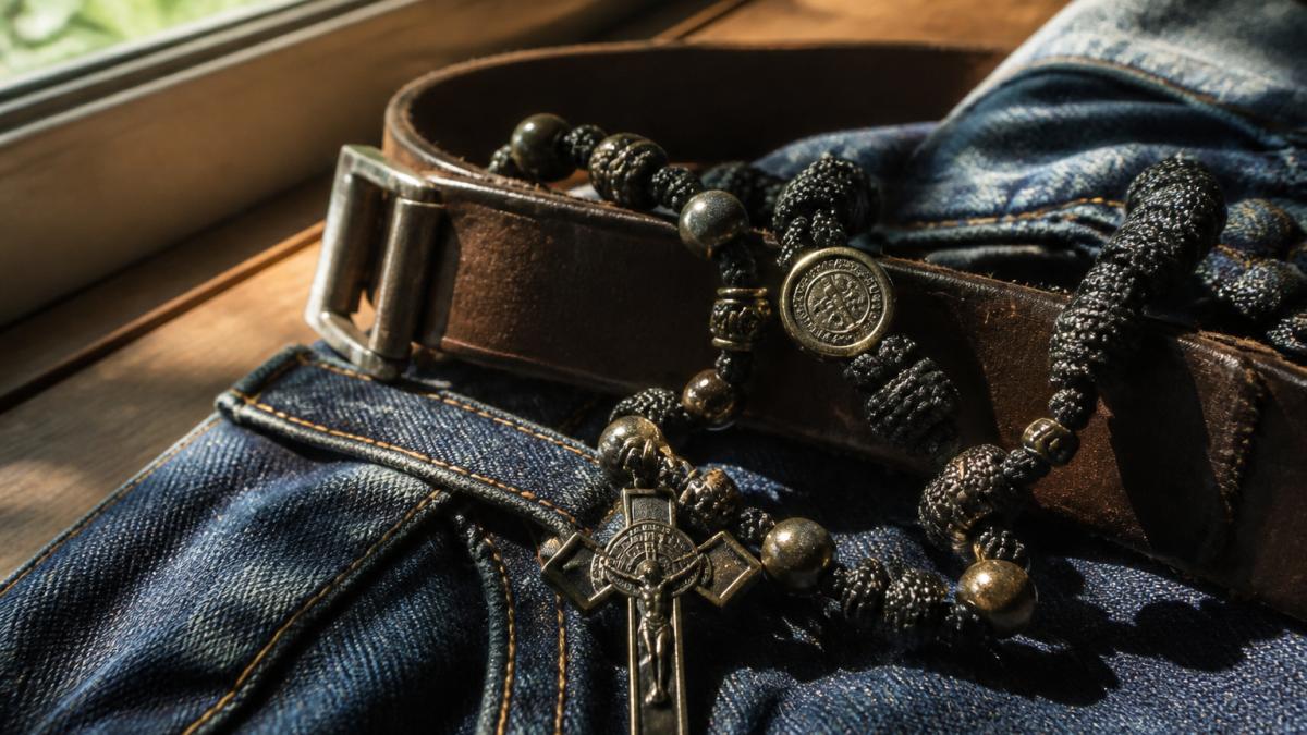 Close-up of a rugged paracord rosary with brass beads and a St. Look for these features: - **Paracord cord.** It does not fray like string or chain. - **Metal beads.** They hold up to daily pocket carry. - **A solid crucifix.** Thin crosses bend. Heavy ones do not. Our [St. Benedict Rosary