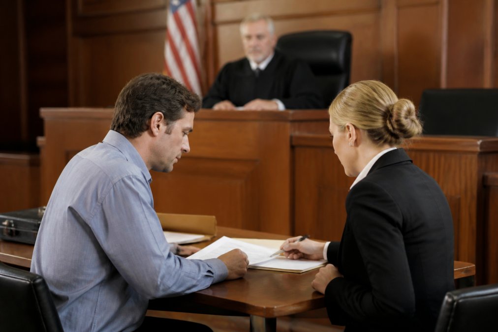 Infographic illustrating the step-by-step process of a criminal court hearing with legal counsel and a judge.