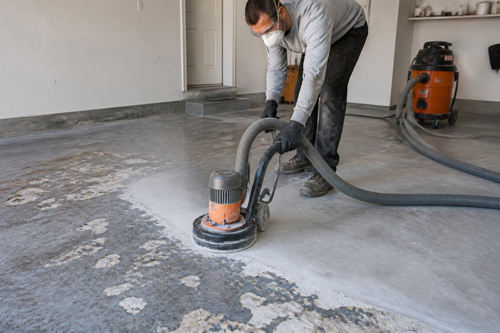 Diagram of the mechanical grinding process to repair peeling epoxy using a diamond grinder and dust extraction.