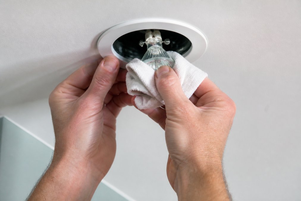 Step-by-step diagram showing how to replace halogen bulbs LED using a dry cloth for a safe, firm grip.