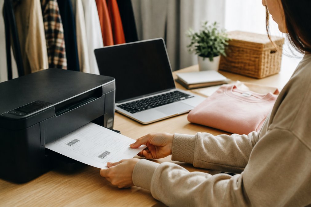 Infographic showing the process to print labels and return online clothes easily from your home printer.
