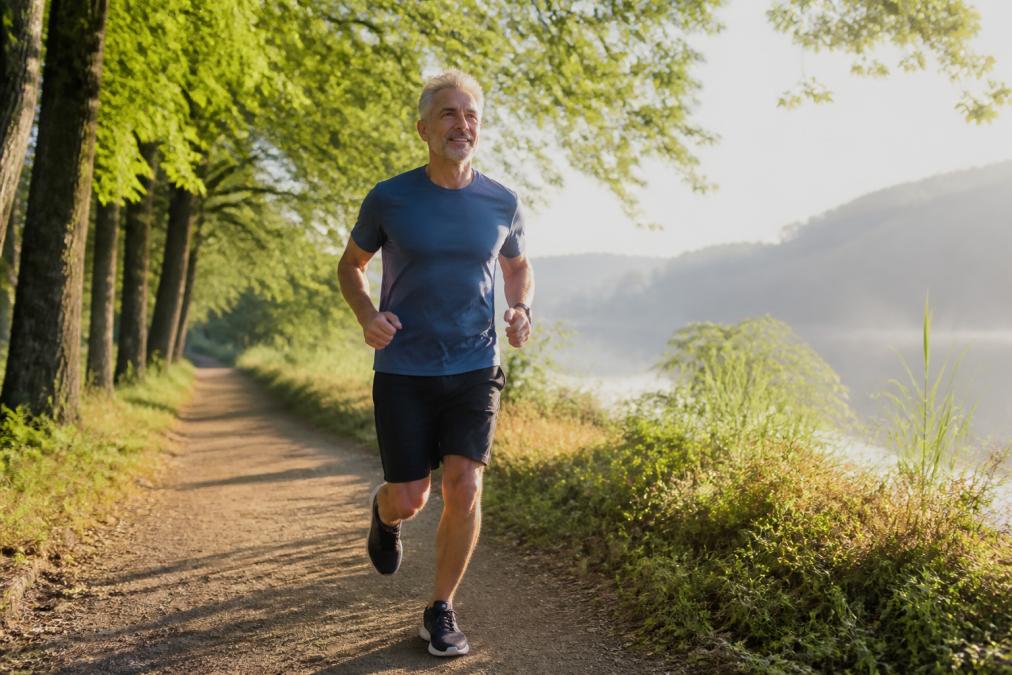 Diagram showing how jogging helps mitochondrial function to reverse biological age through daily exercise.