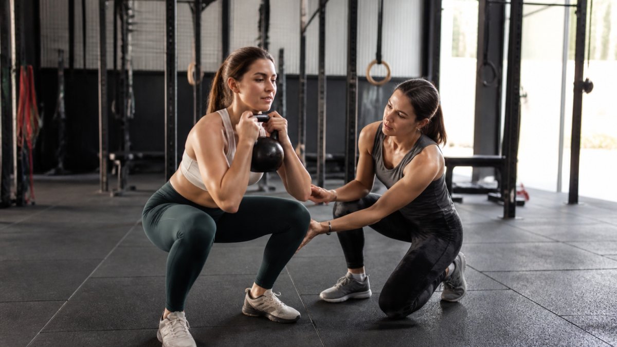 Infographic illustrating the step-by-step process to scale CrossFit workouts with coach guidance