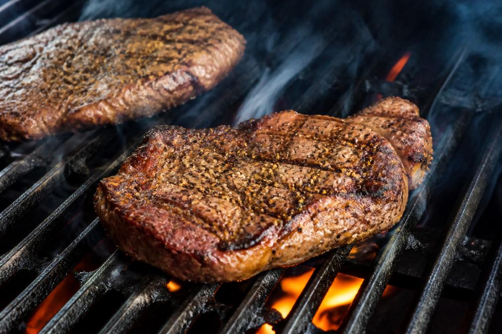 Infographic diagram showing the 3-step process for seasoning and grilling steak with southwest spices