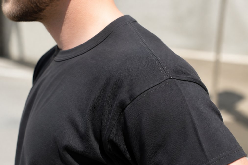 Diagram illustrating reinforced shoulder and side seam stitching on a garment to indicate construction quality